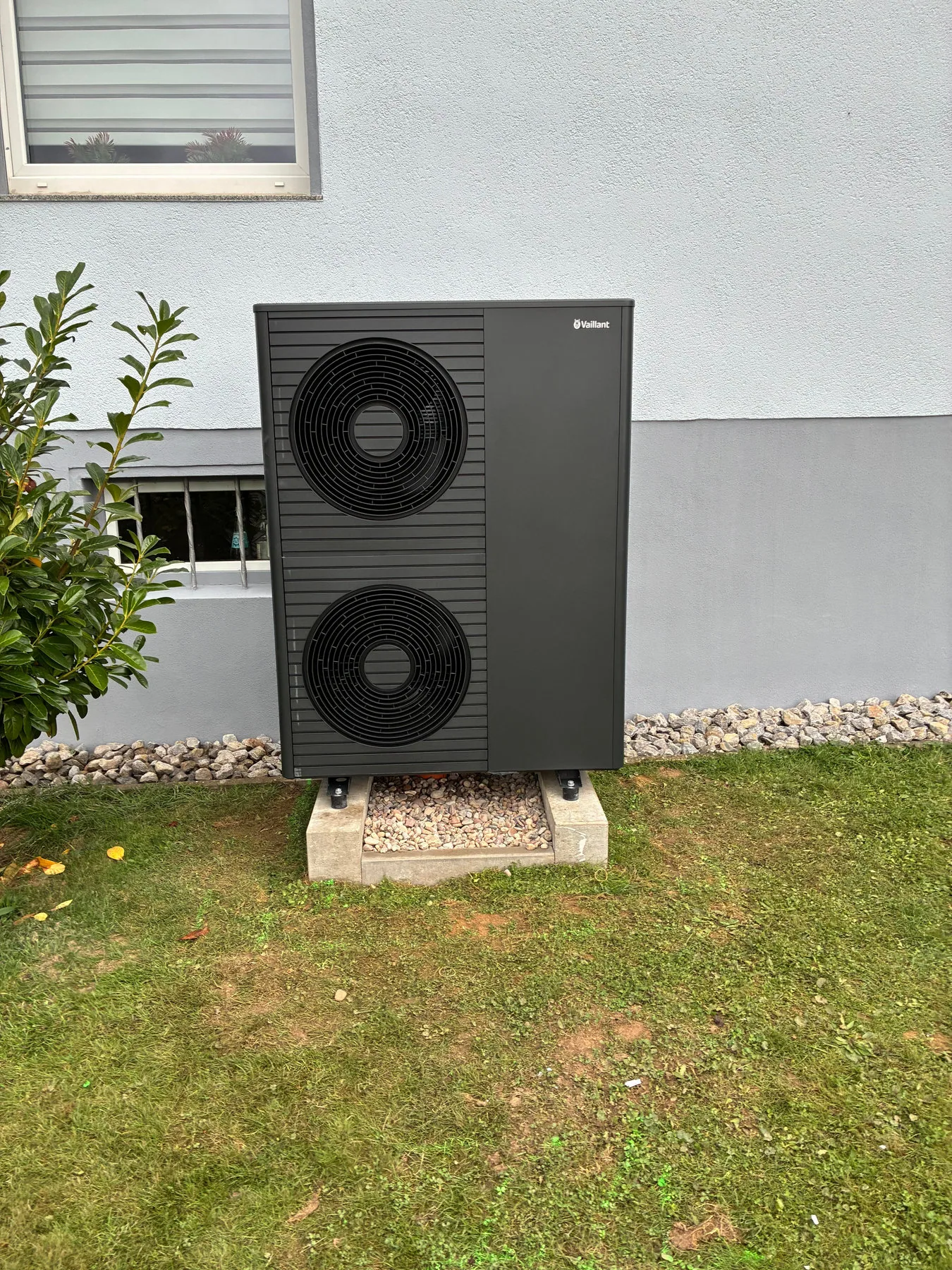 Vaillant aroTHERM plus Außengerät an einem Haus in Aerzen