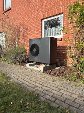 Außengerät einer Vaillant Wärmepumpe am Einfamilienhaus in Heeßen