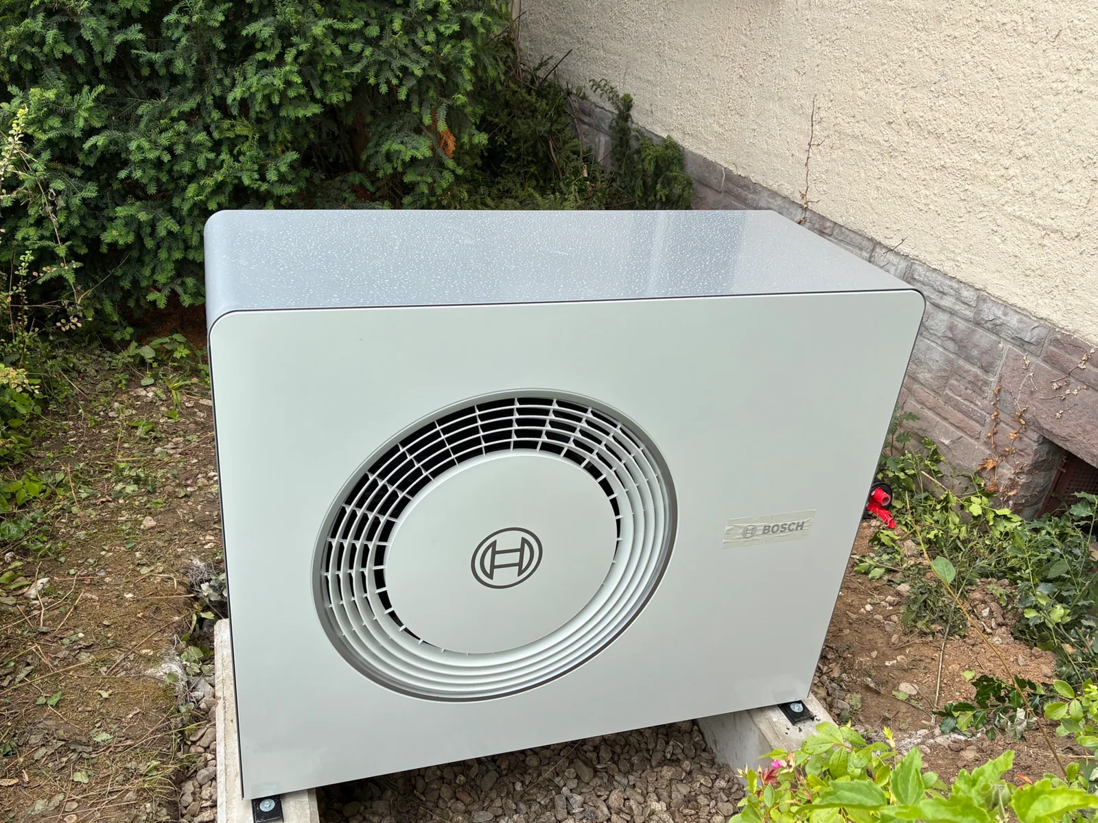 Installierte Bosch Compress Wärmepumpe in Hildesheim